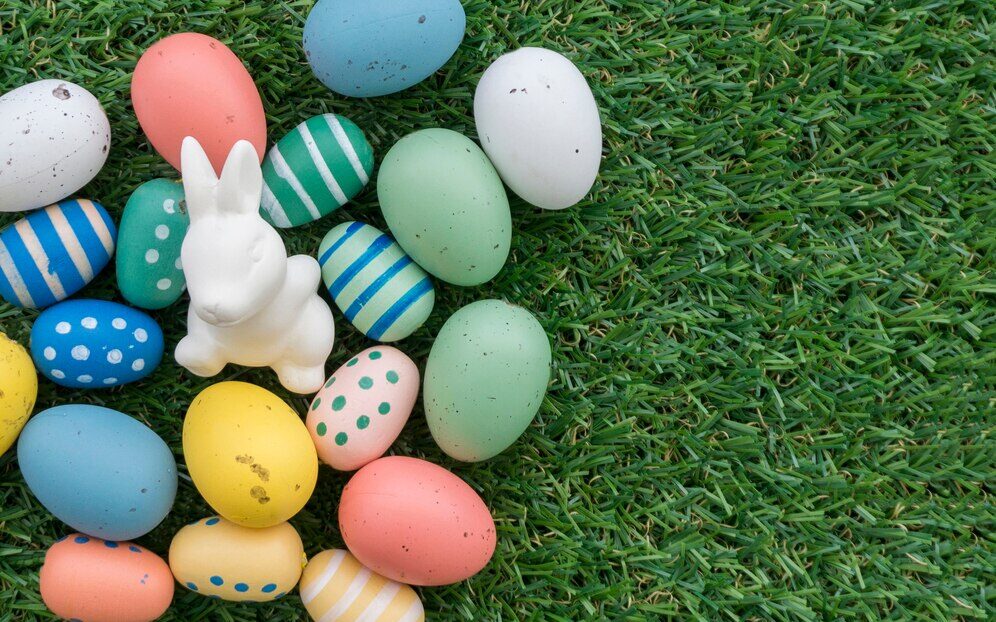 cinq idées pour célébrer Pâques comme il se doit Rehmat Boutique vue dessus oeufs paques lapin surface herbe 23 2147608761 e1744818786224.jpg